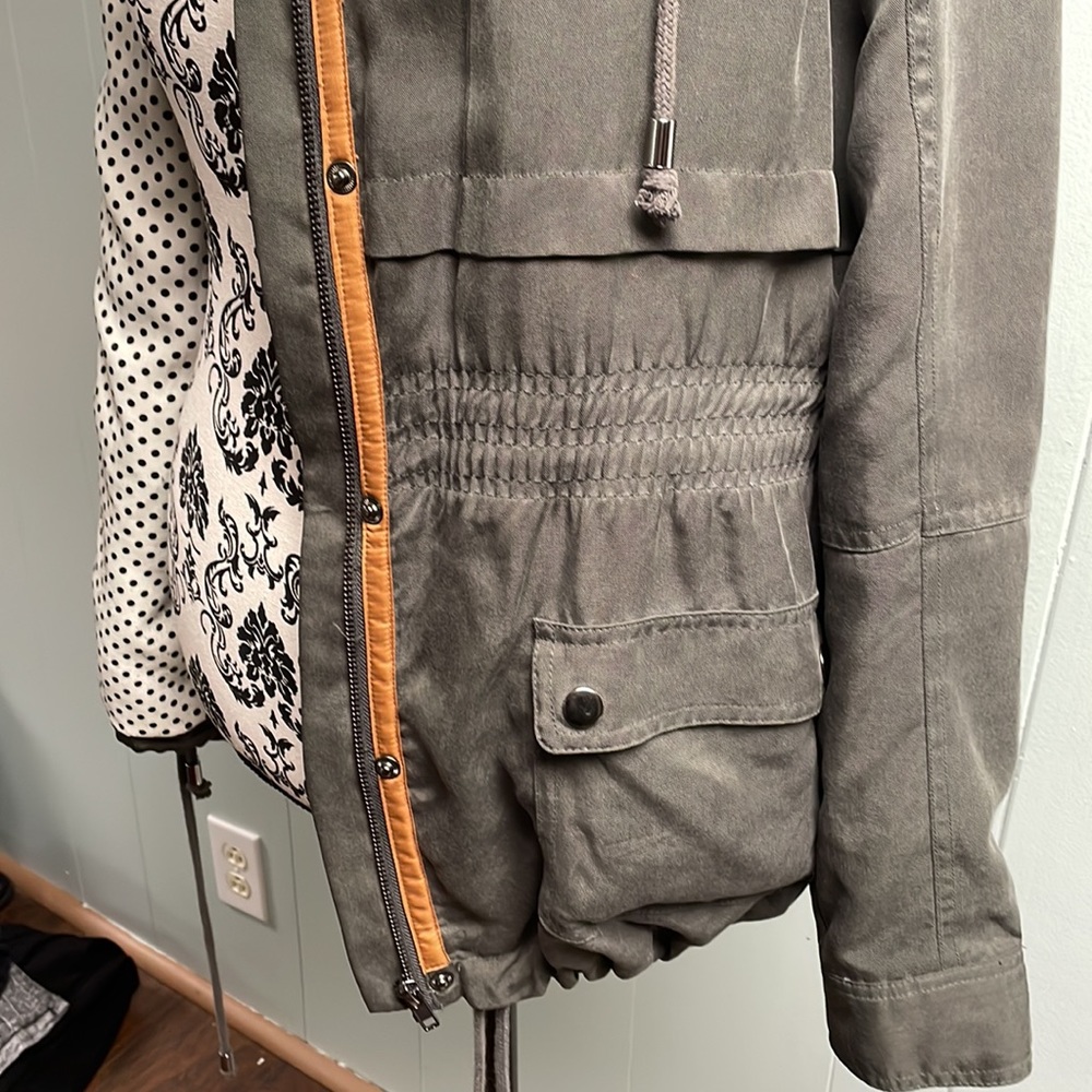 Lightweight jacket - Picture 3 of 5
